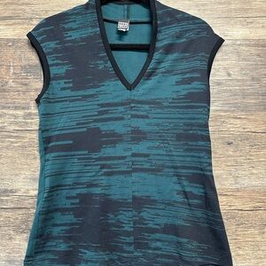 Anni Kian Fitted Green and Black Top with Stylish Design